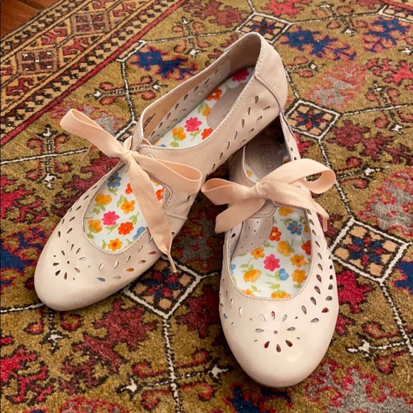 EUC Blush Leather Flat - Picture 2 of 9